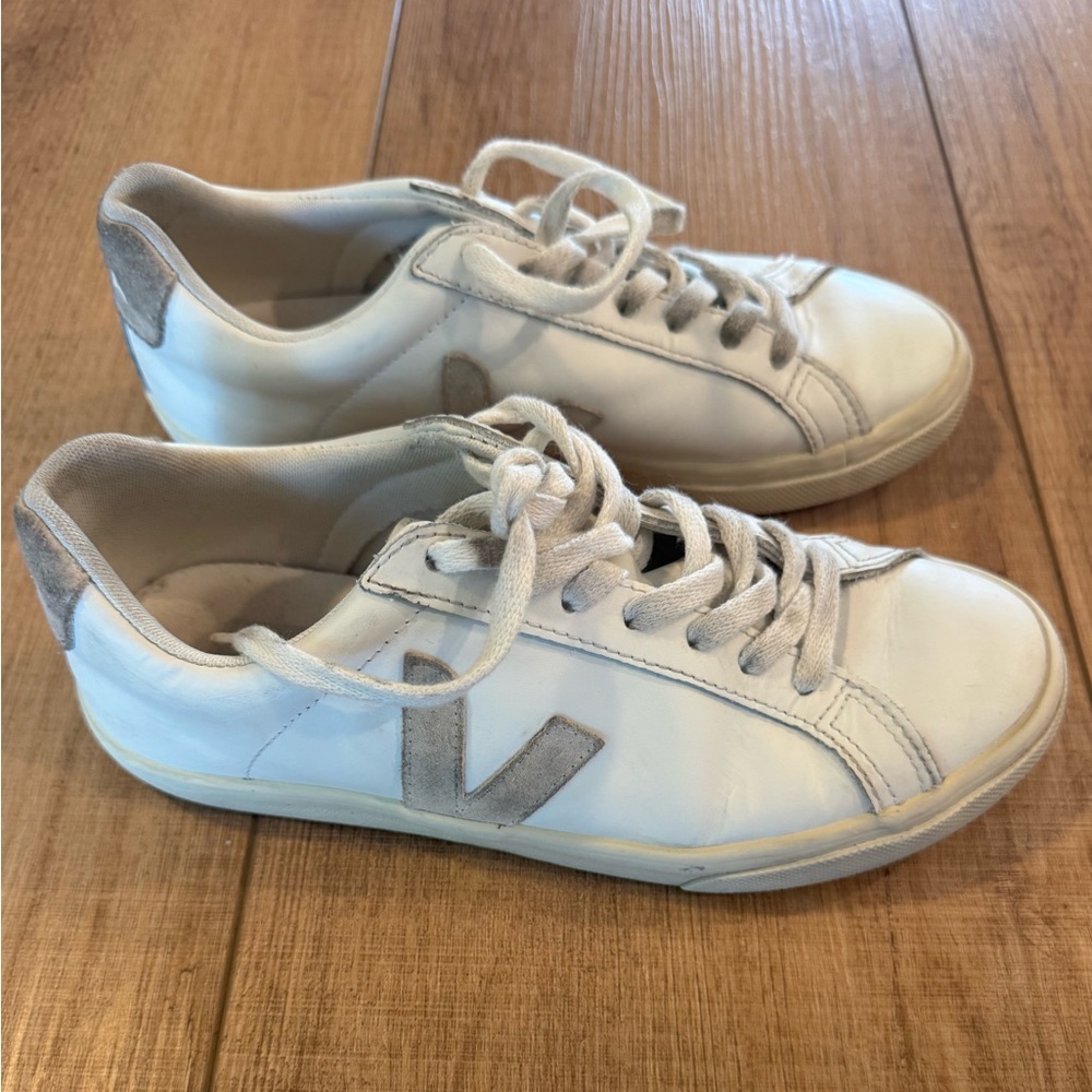 Veja Esplar Logo Leather sneakers in Extra White/Sable Size 6